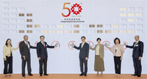 相片：行政长官李家超（中）和中联办副主任何靖（左三）主持房委会成立50周年庆典仪式。